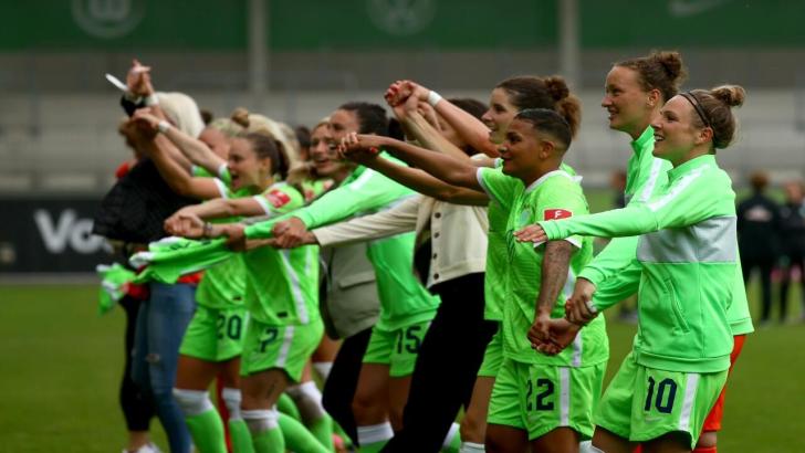 Wolfsburg Women celebrate